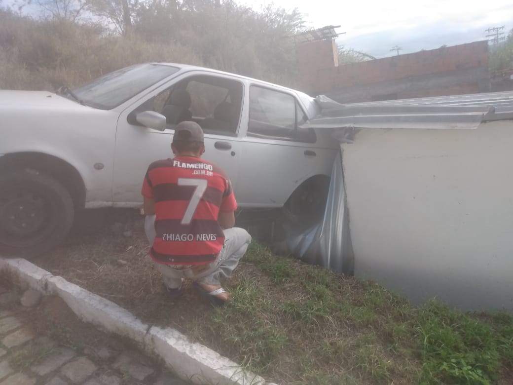 Carro desgovernado caiu no telhado de galpão na Rua Antônio Orrico