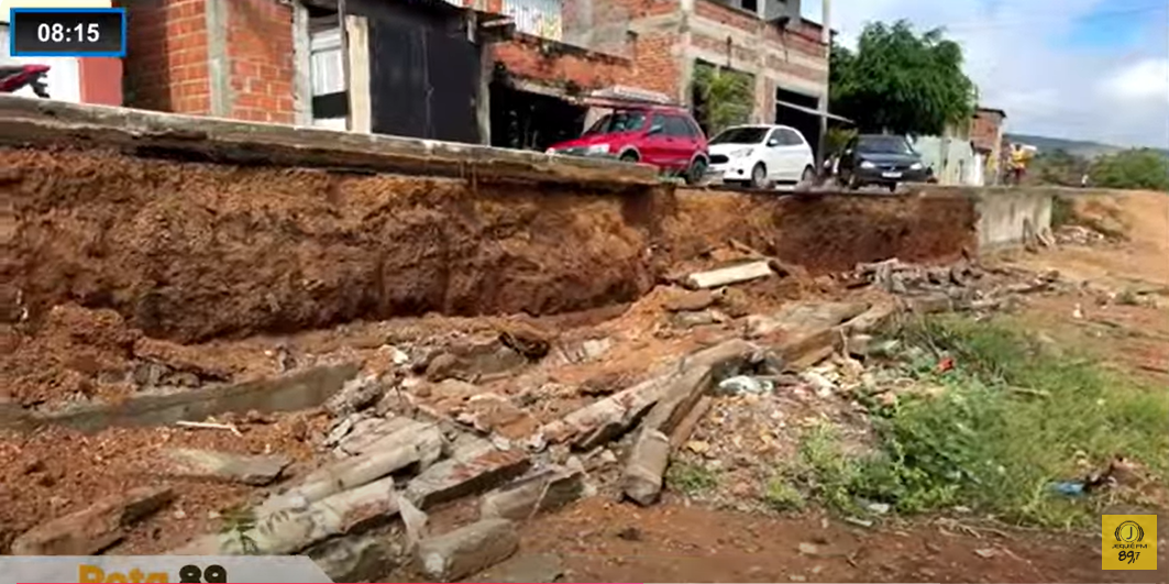 Muro de contenção da Rua Nazaré desabou durante a forte chuva que caiu em Jequié