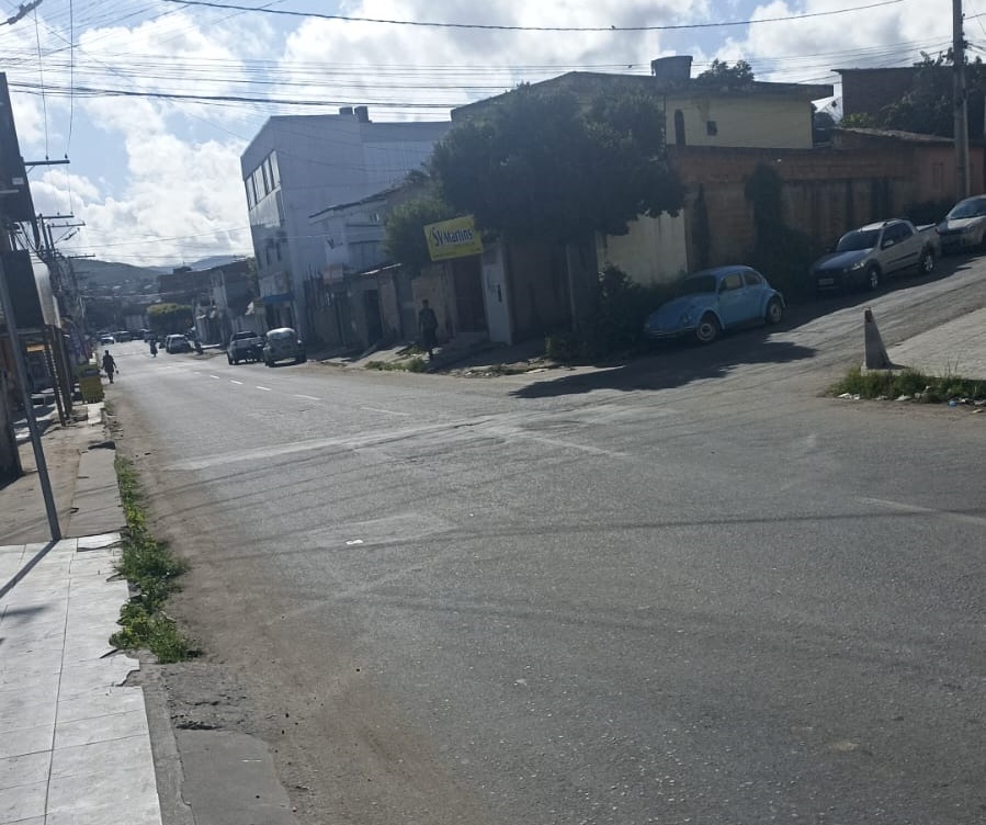 Tiroteio entre bandidos na Rua Professora Virgínea, a vítima conseguiu escapar