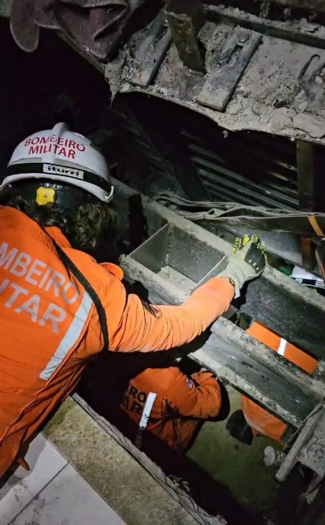 Bombeiros do 3° BBM retiram dois corpos após queda de elevador em Salvador