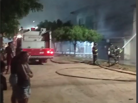 BOMBEIROS DO 8° BBM COMBATEM INCÊNDIO EM RESIDÊNCIA NA CIDADE DE JEQUIÉ