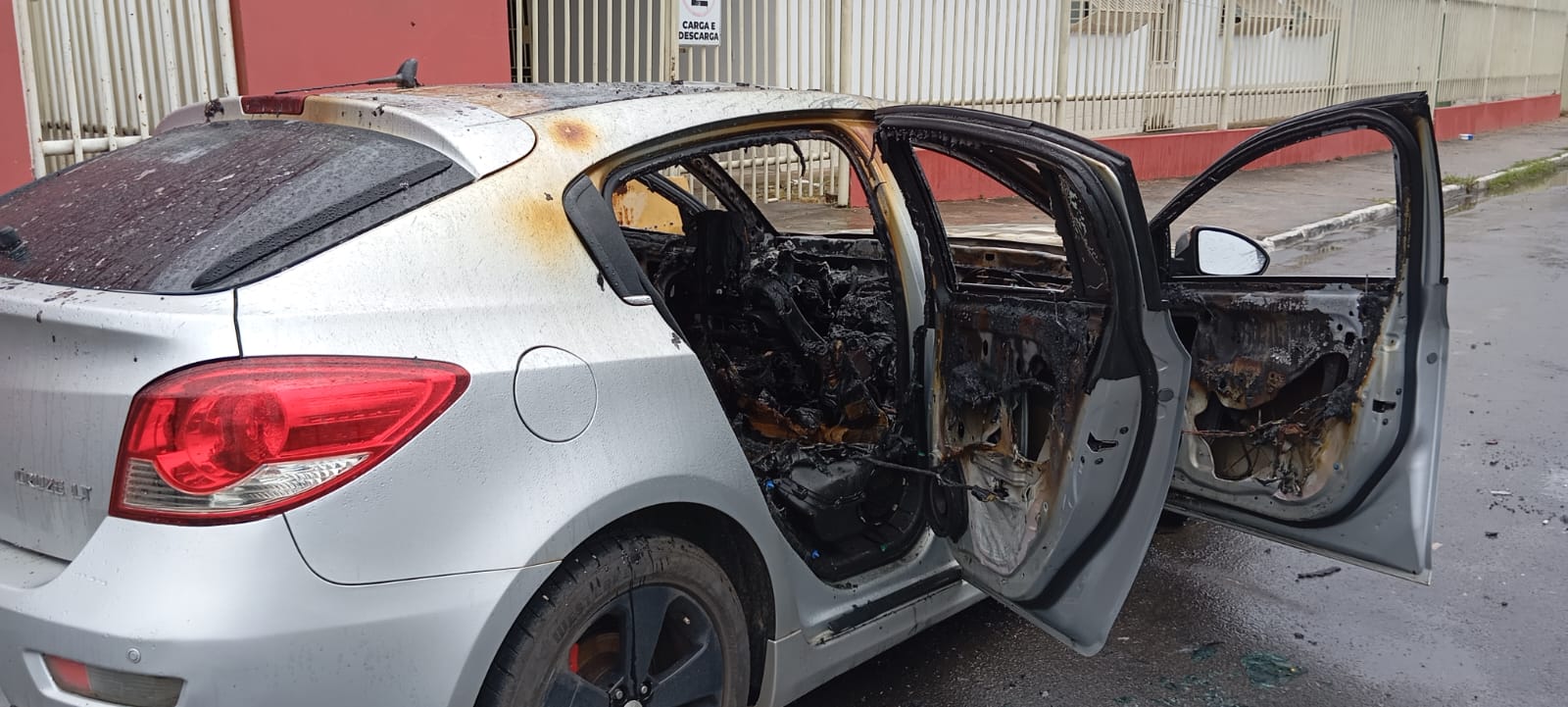 Carro incendiado no centro de Jequié