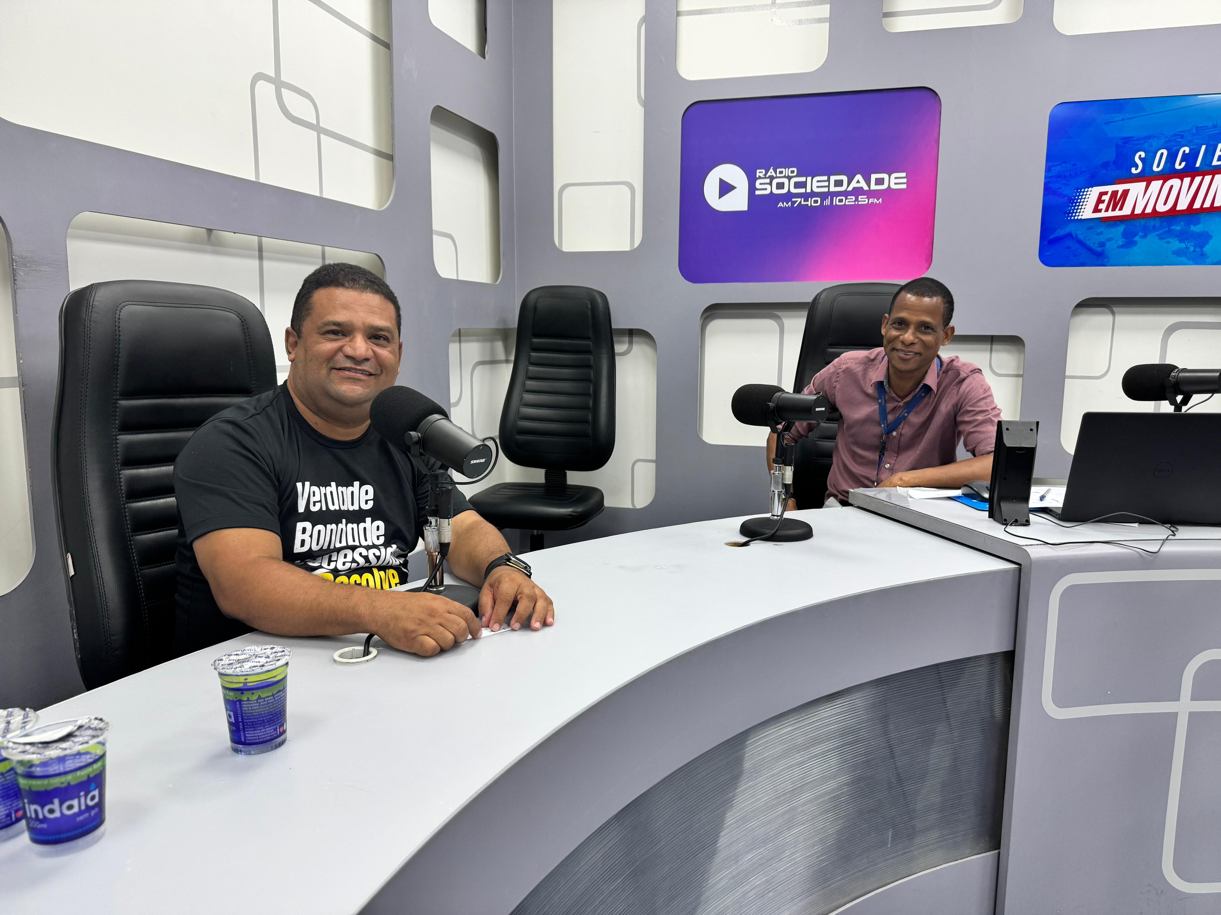 Itagi: Em agenda na capital, prefeito Saulo concedeu entrevista à TV Band e Rádio Sociedade.