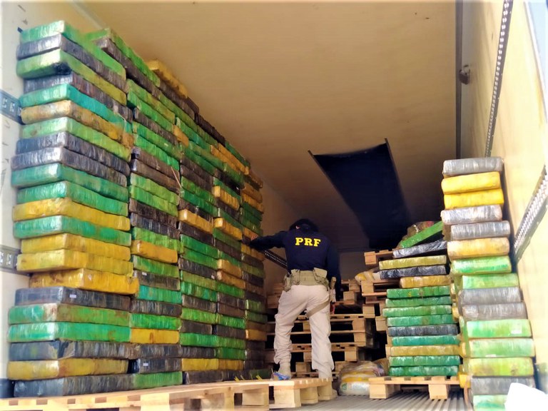 PRF apreende mais de 2 toneladas de maconha em fundo falso de caminhão frigorífico