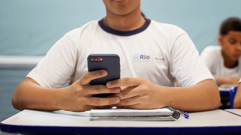 Uso de celulares por estudantes nas escolas: o que muda com aprovação da restrição?