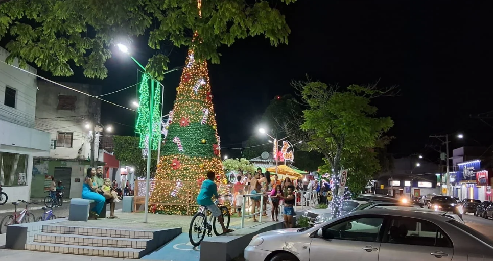 Jitaúna: Inauguração da decoração Natalina na Praça Albino Cajahyba encantam cidadãos