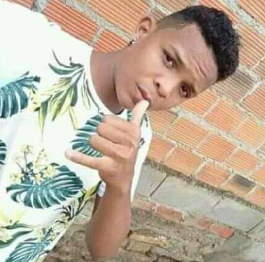 Dois adolescentes foram baleados na Rua da Banca, um morreu e a garota está internada