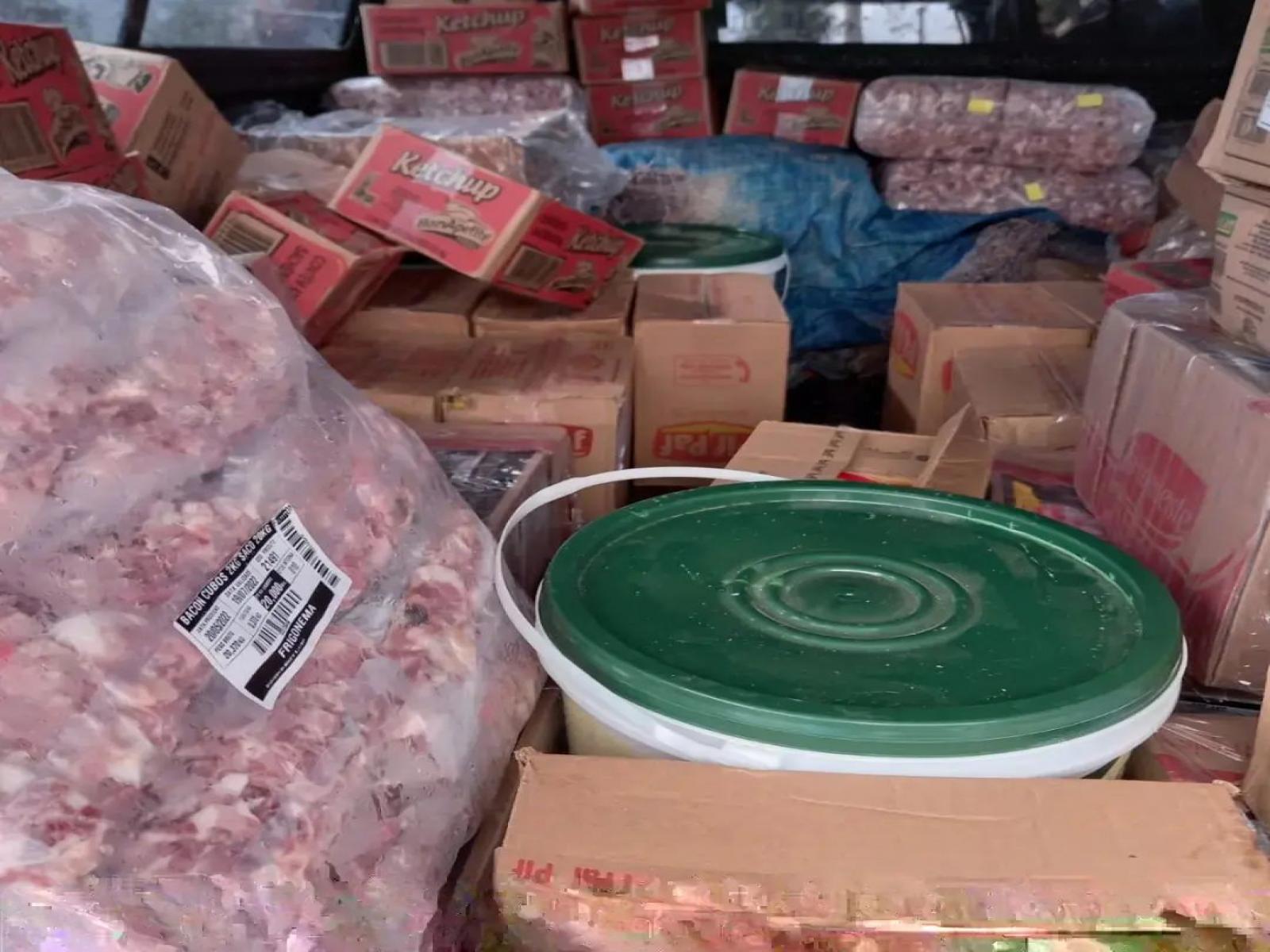 Carne clandestina era transportada em carro de funerária