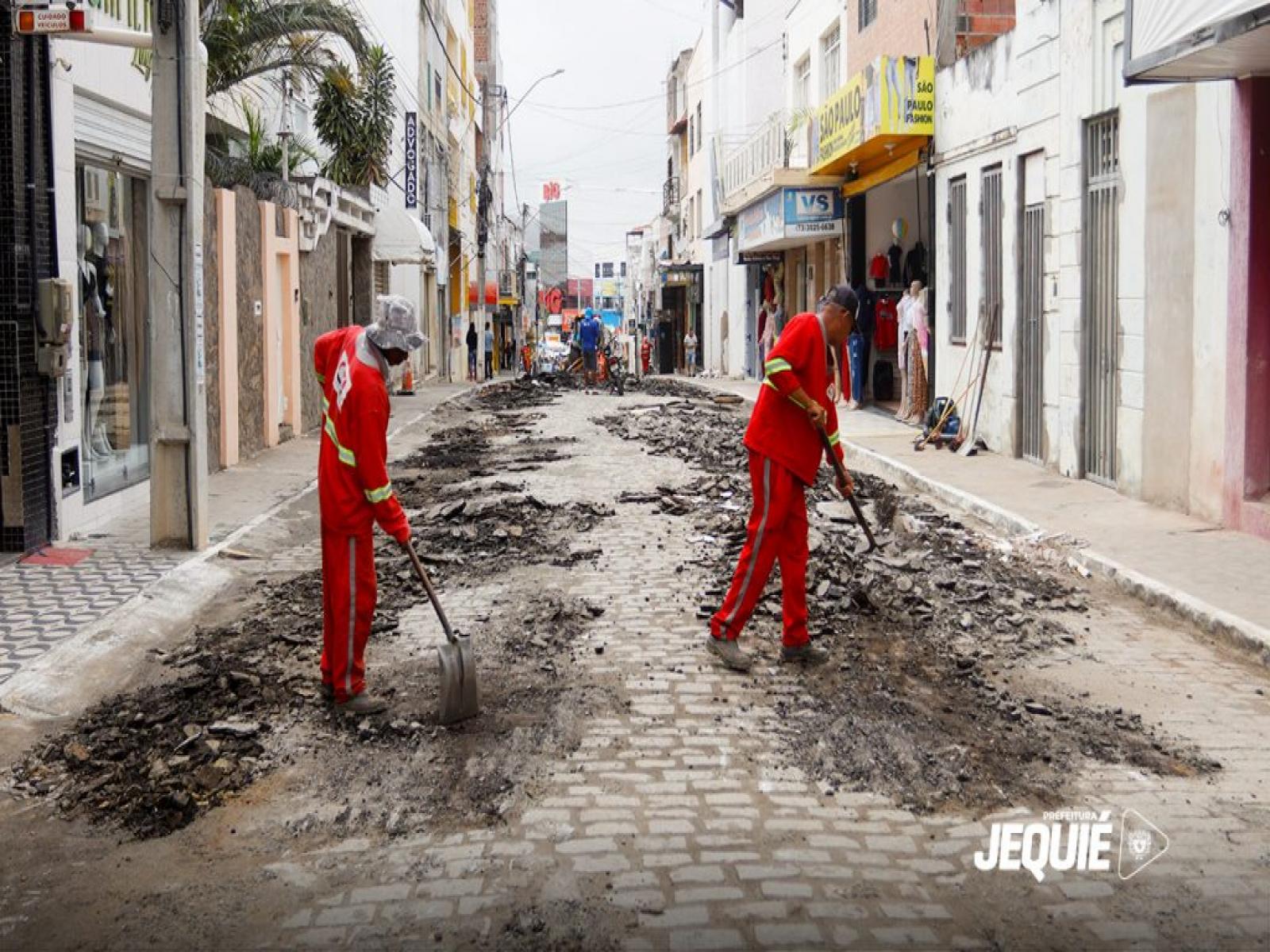 Com recursos próprios Prefeitura de Jequié inicia pavimentação da Rua Damião Vieira