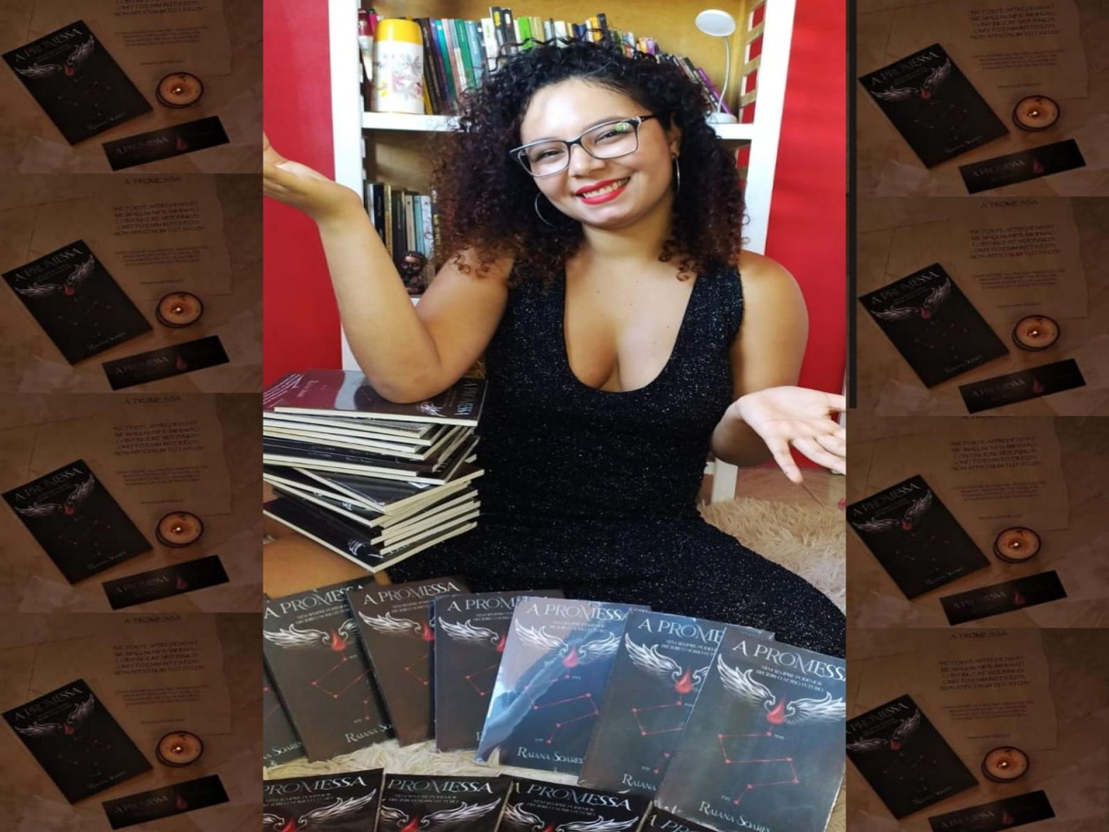 Escritora jequieense Raiana Soares publica seu segundo livro físico