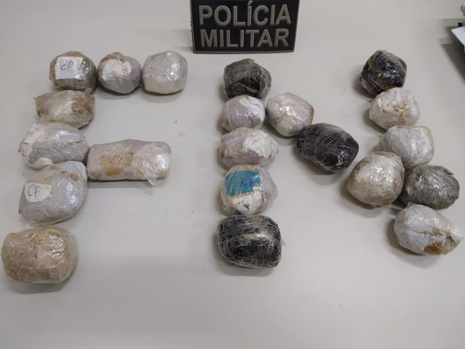 Traficante fugiram com a chegada da Polícia Militar e abandonaram mochila recheada de drogas