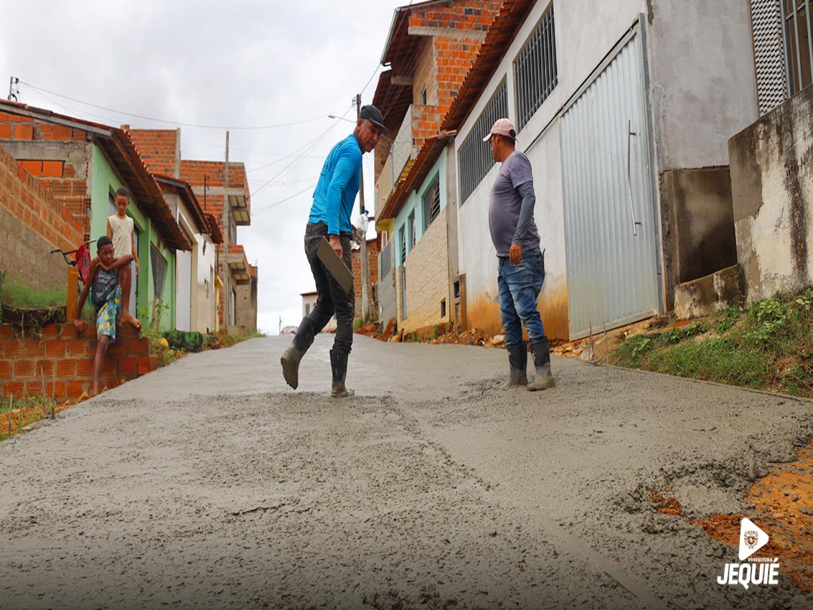 Com recursos próprios Prefeitura de Jequié avança em obras de pavimentação com concreto no Alto da Bela Vista
