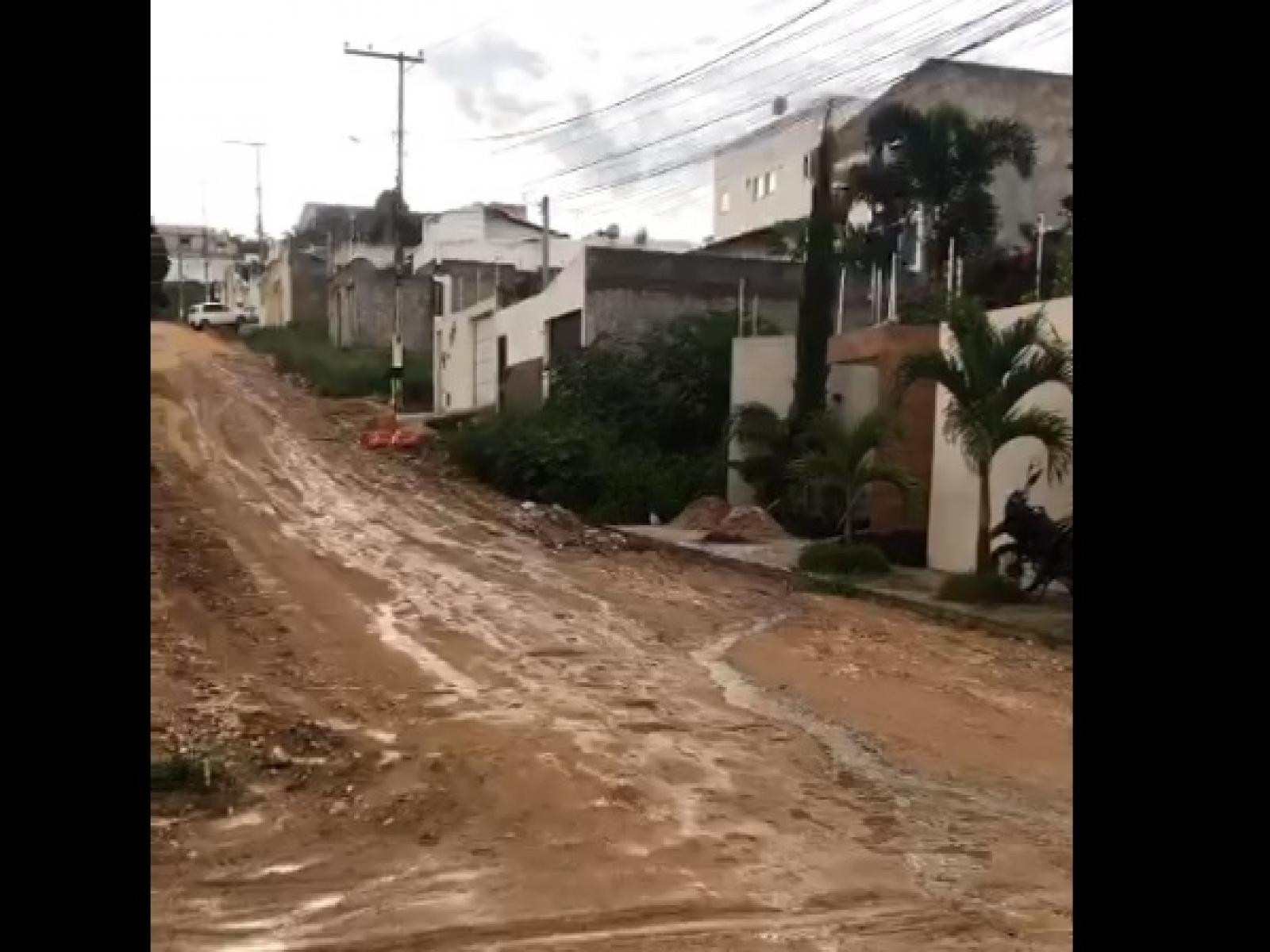 Esgoto estourado no São Judas Tadeu dificulta a vida dos moradores