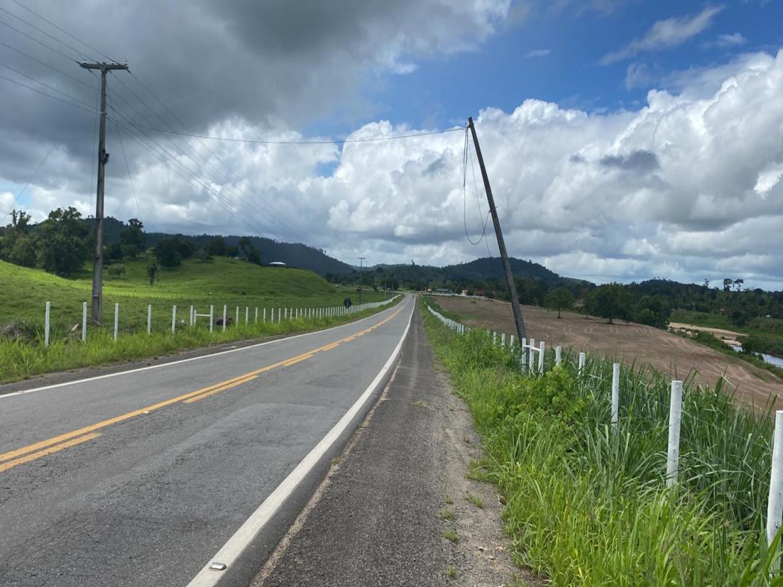 Poste com fiação de internet ameaça cair na BR 330