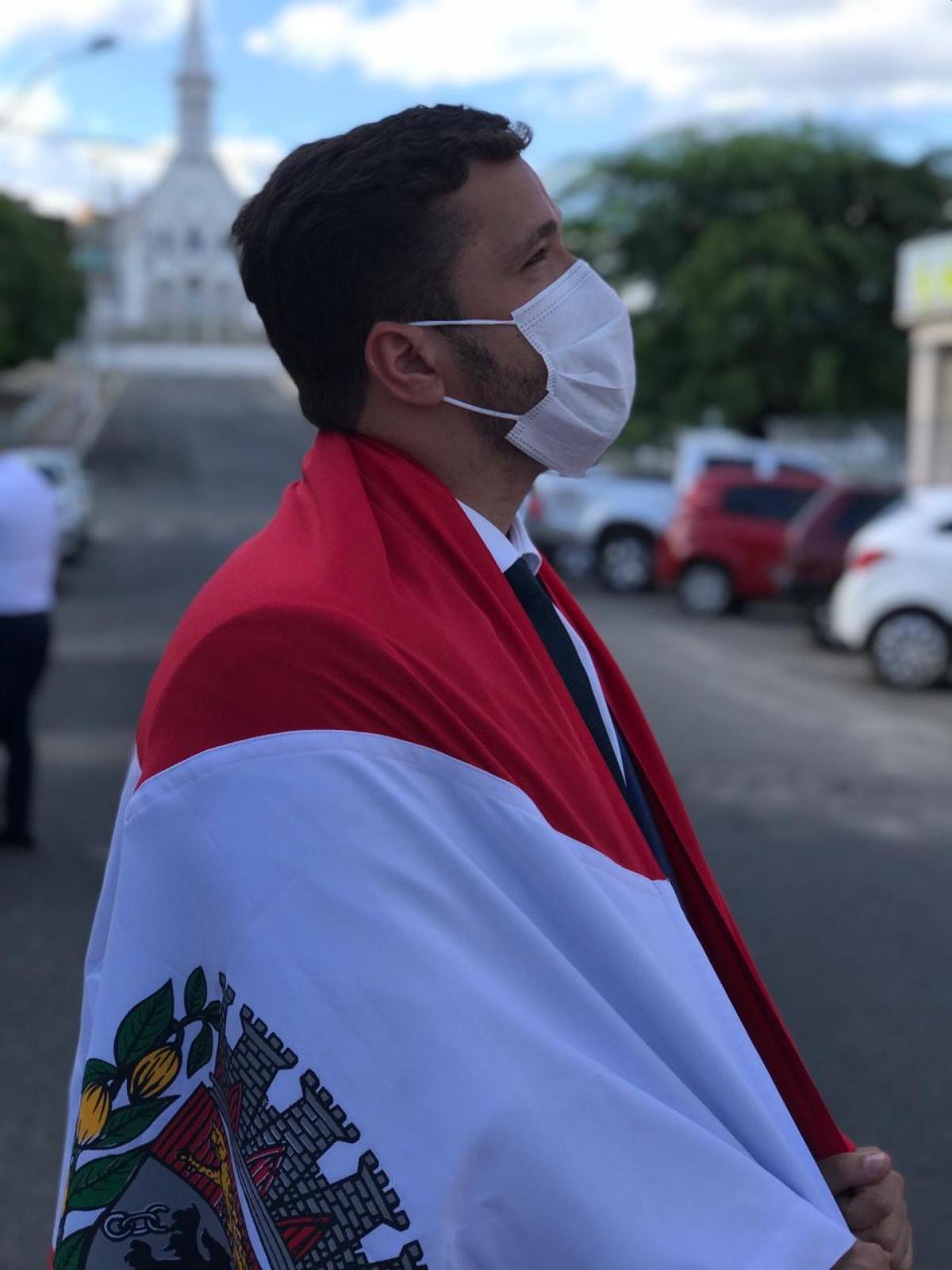 Vereador Bui Bulhões toma posse vestindo a bandeira de Jequié