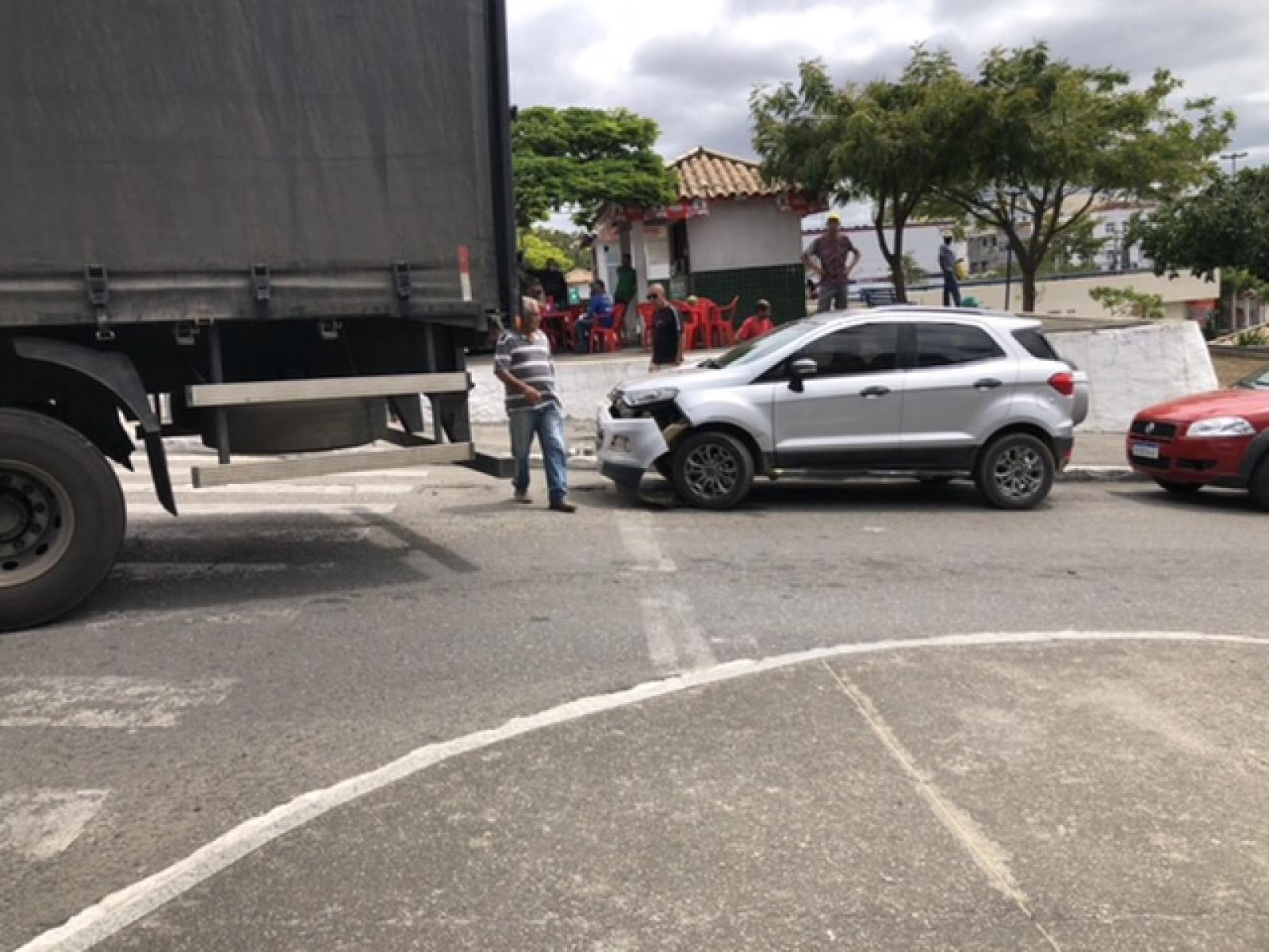 Carreta atinge carro estacionado e trava o trânsito no Centro de Jequié