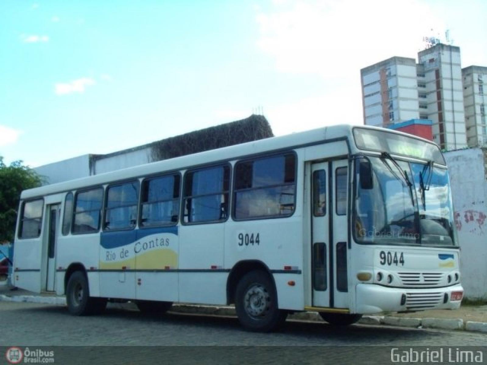 Empresa de ônibus paralisa atividades e deixa milhares de passageiros sem coletivo