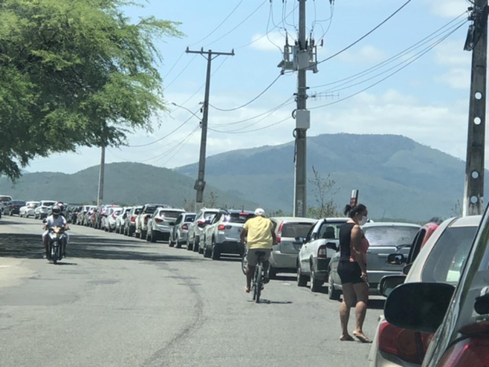 Idosos enfrentam fila de veículos para tomar a vacina contra COVID 19
