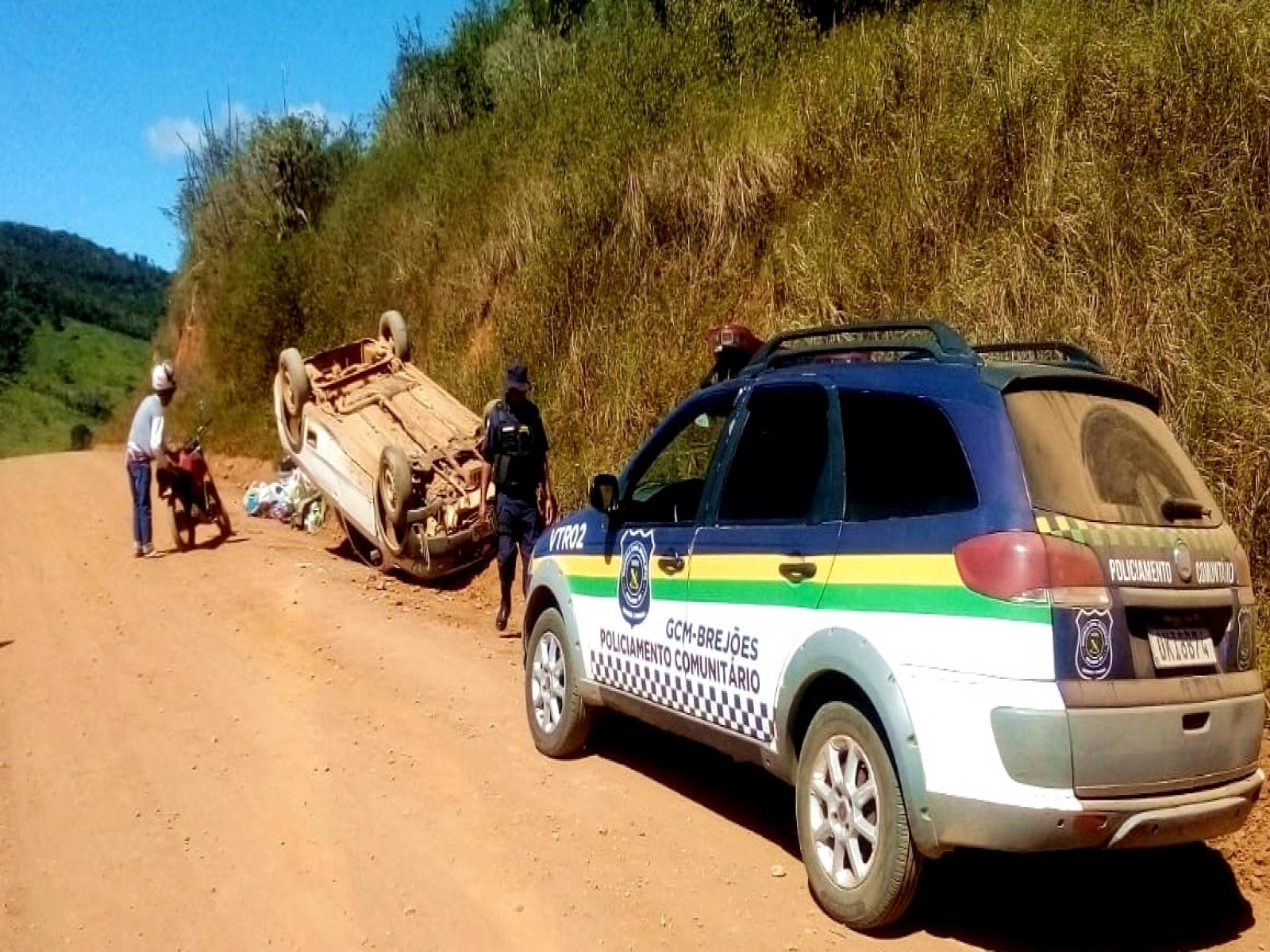 Veículo com cinco ocupantes capota na Zona Rural de Brejões