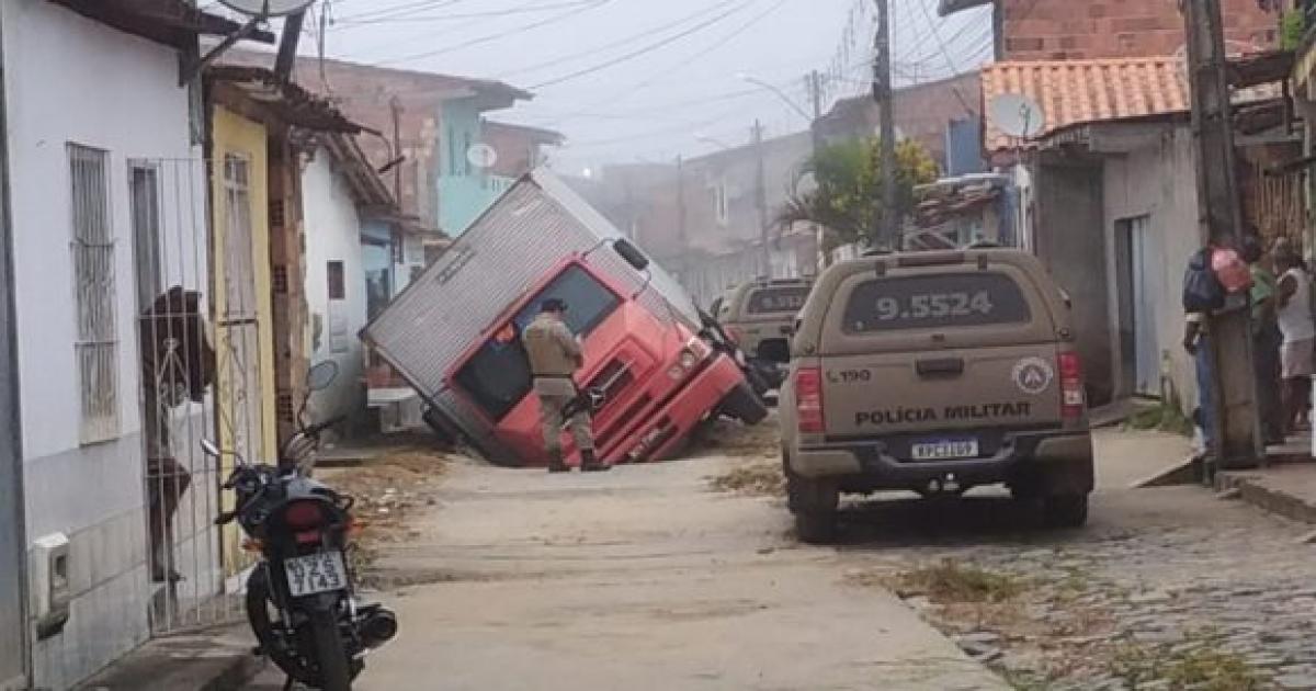 Ipiaú: Galeria de esgoto cede e caminhão baú fica preso em buraco na Rua Amâncio Félix