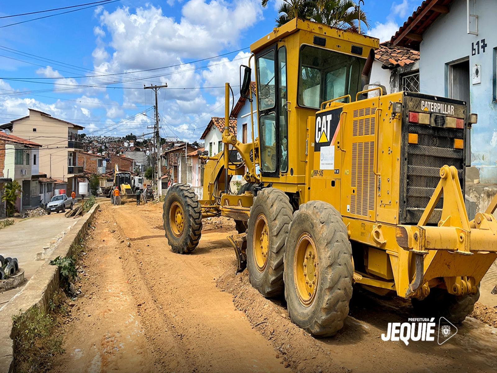 Prefeitura de Jequié inicia terraplanagem para pavimentação da Avenida Nazaré no Joaquim Romão