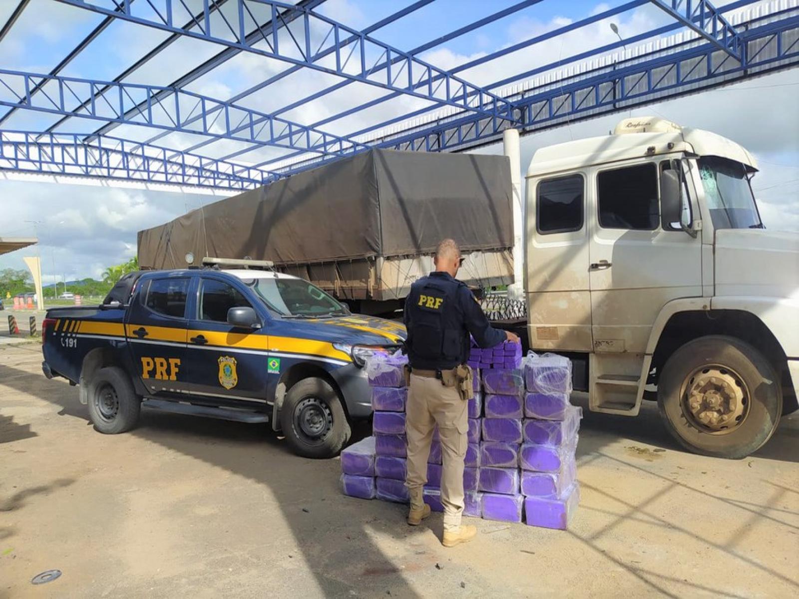 PRF apreende 680 kg de maconha sendo transportada em caminhão na BR 116 em Feira de Santana