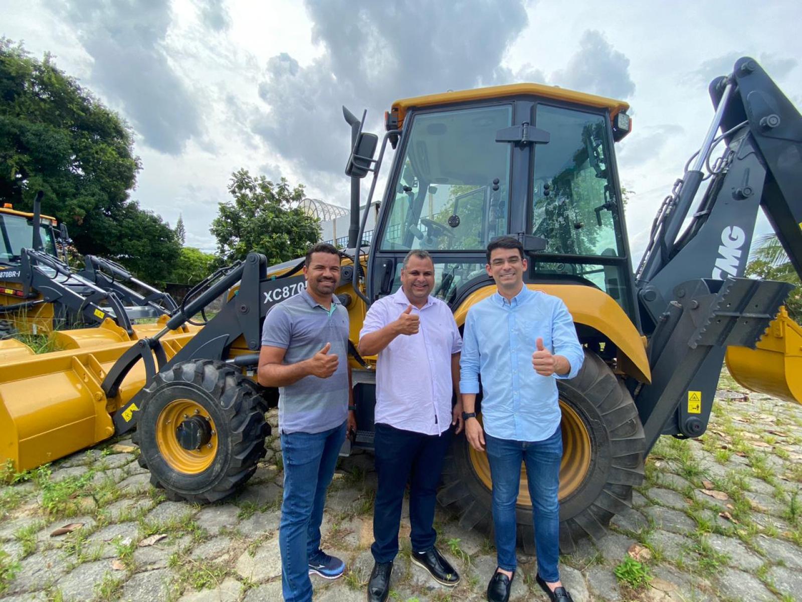 Jitaúna: Prefeito Marcelo Pecorelli recebe uma nova retroescavadeira para o município