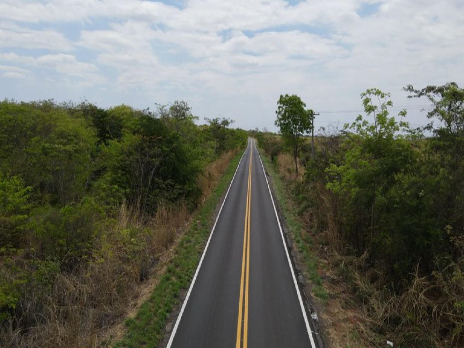 BAHIA: Na BR-349/BA, entre Santa Maria da Vitória e Correntina, foi entregue 45 km de revitalização.