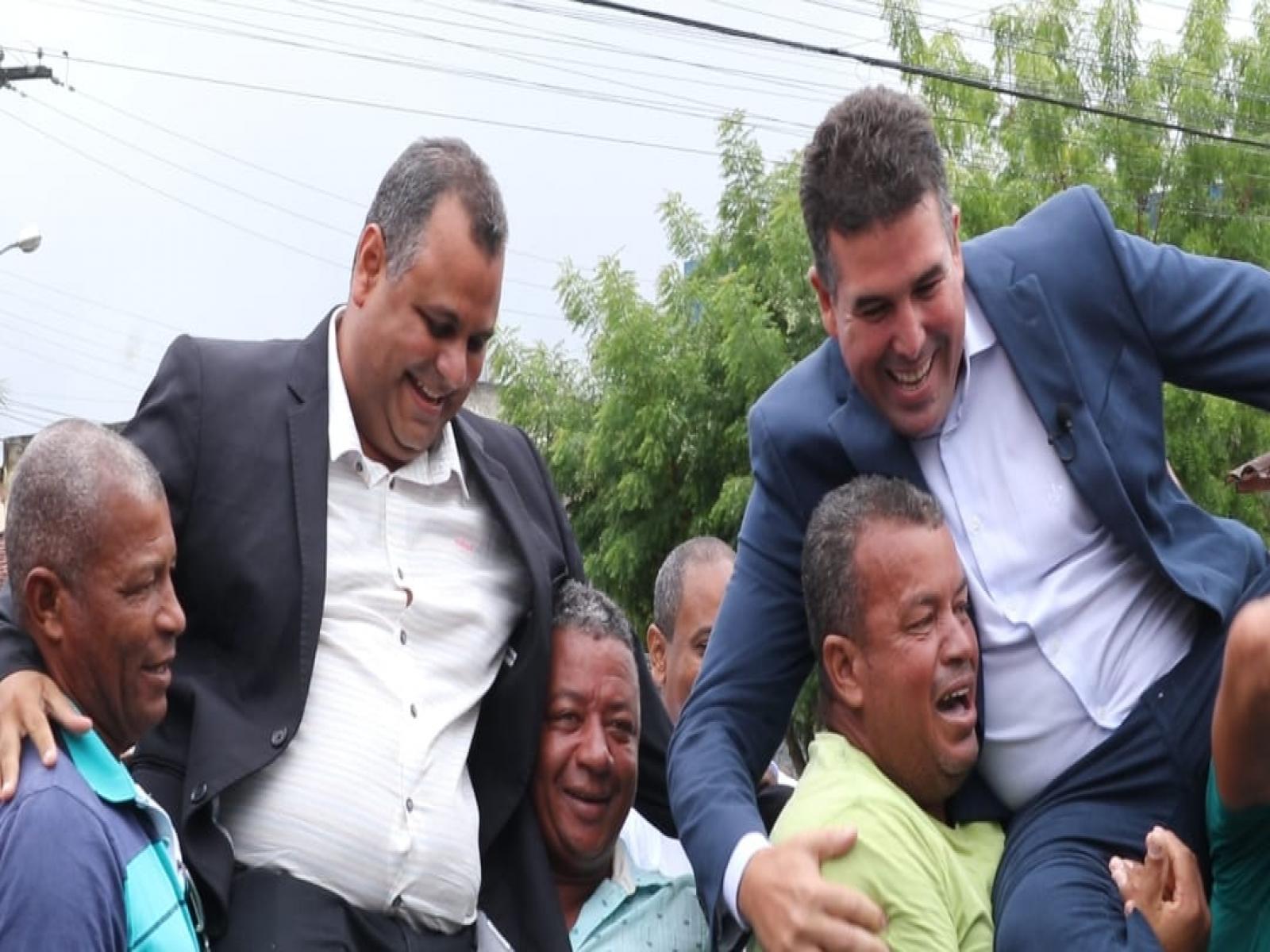 Carregado nos braços do povo, Patrick Lopes renuncia como prefeito de Jitaúna, para ser Deputado Estadual