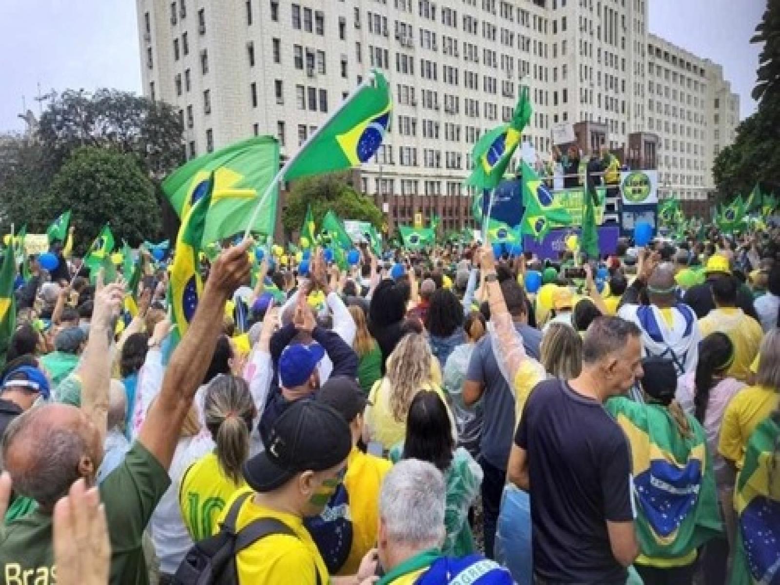 Manifestantes bolsonaristas se reúnem em volta dos quartéis e cobram reação das Forças Armadas