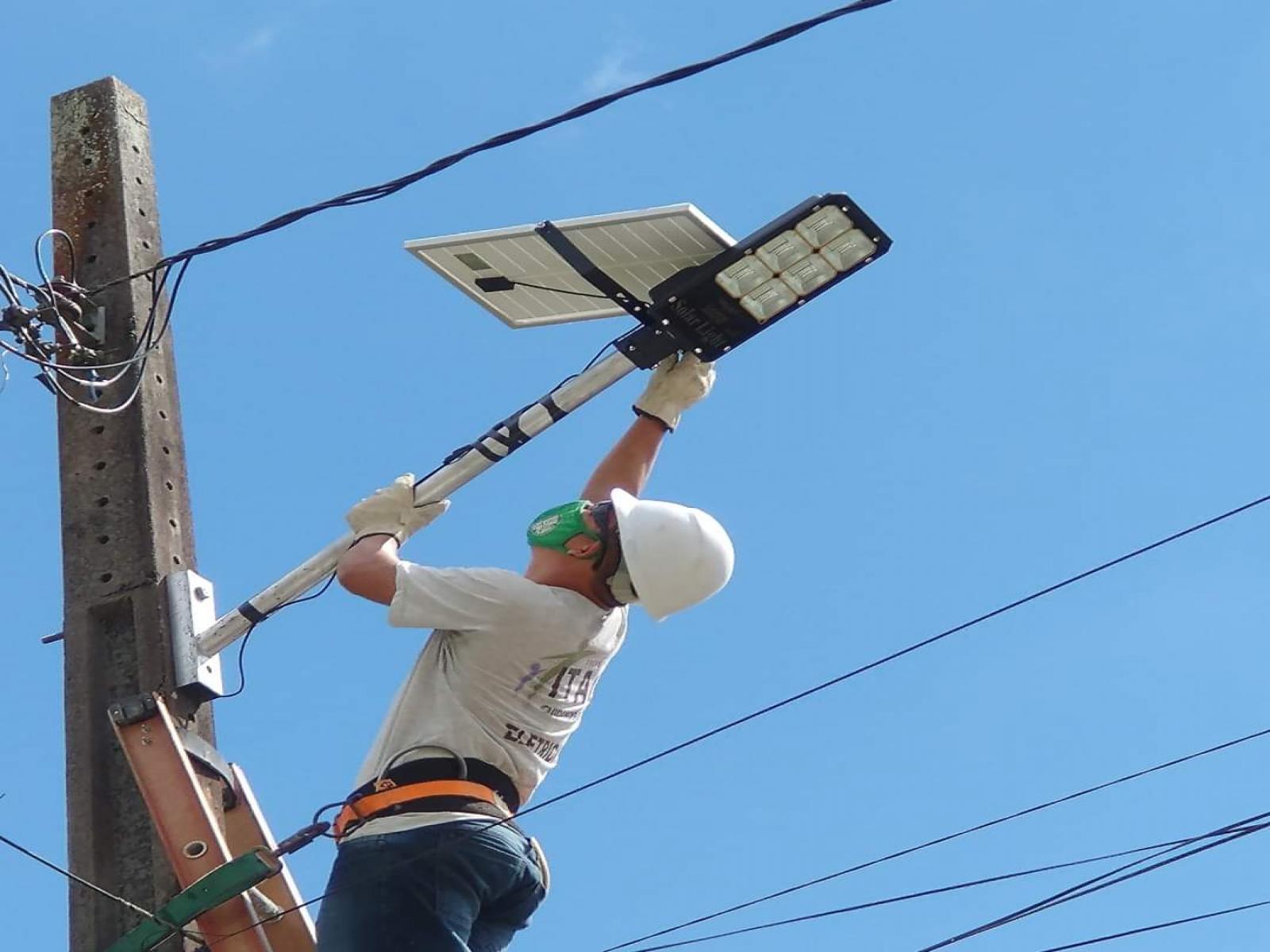 ITAGI REALIZA TESTE COM LUMINÁRIA SOLAR