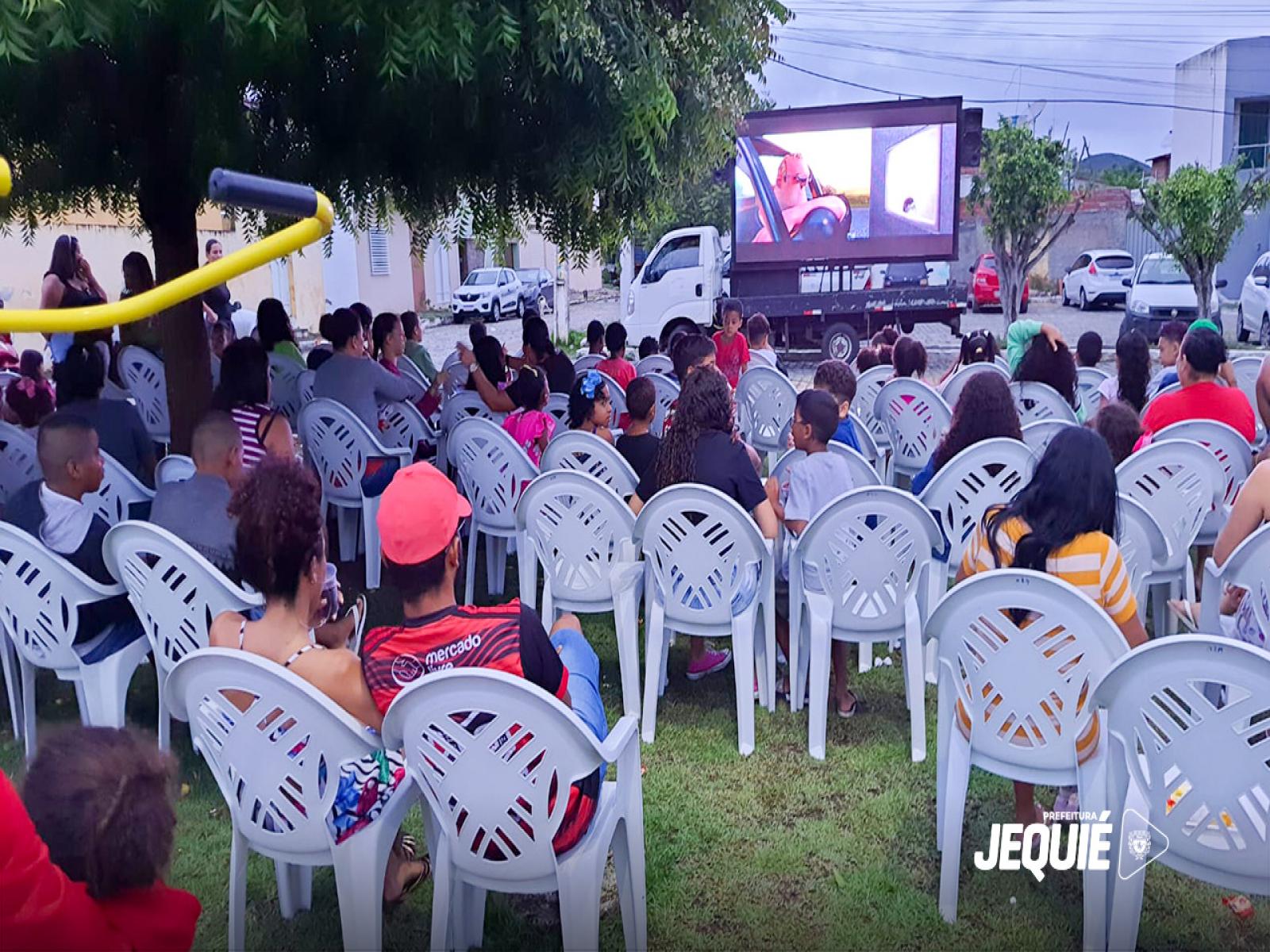 Cinema na Praça contemplando centenas de crianças, jovens e pessoas idosas com exibição gratuita de filmes