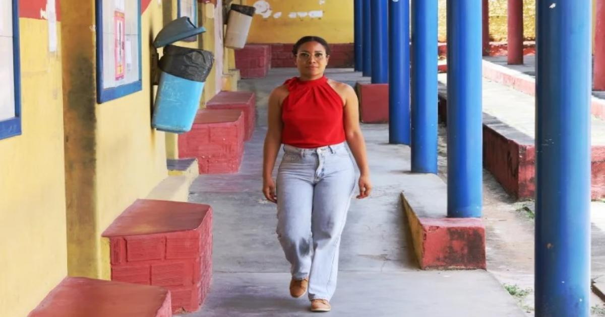 Oriunda da rede estadual, soldada aprovada em 42 universidades visita colégio em que estudou