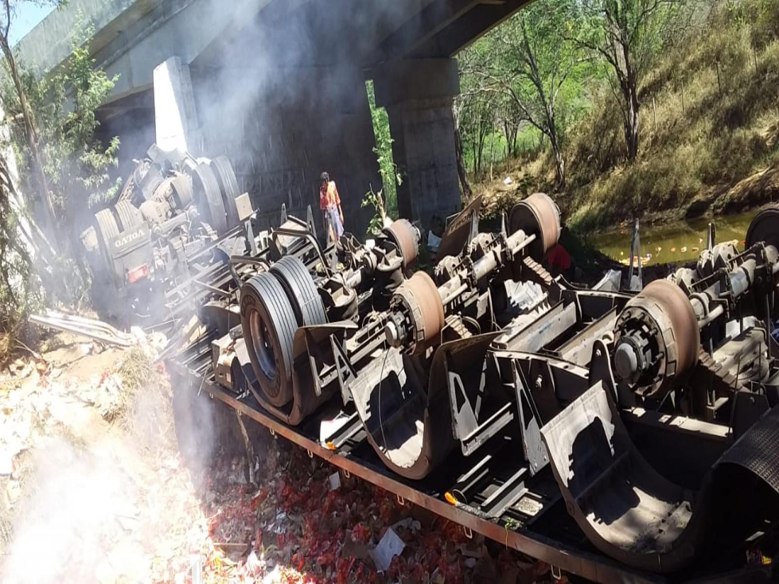 Fazendeiro denuncia contaminação de rio após acidente envolvendo um caminhão na região da Jiboia
