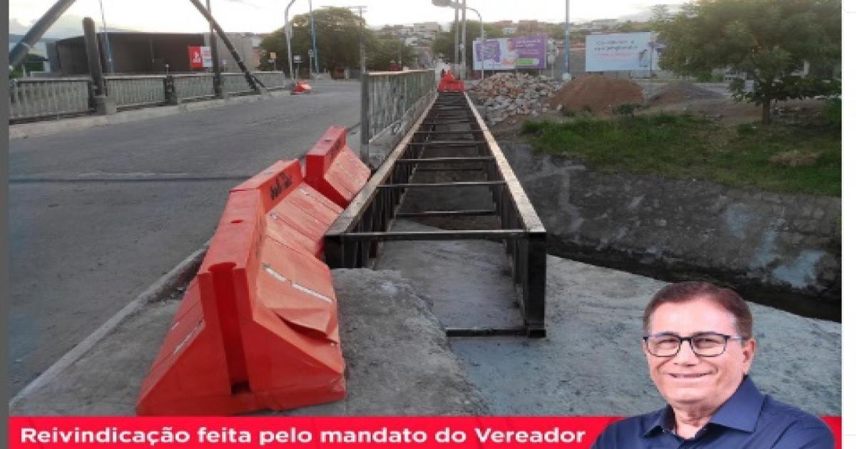 Vereador Joaquim Caires comemora construção de passarela na Avenida Cesar Borges, fruto de sua reivindicação.