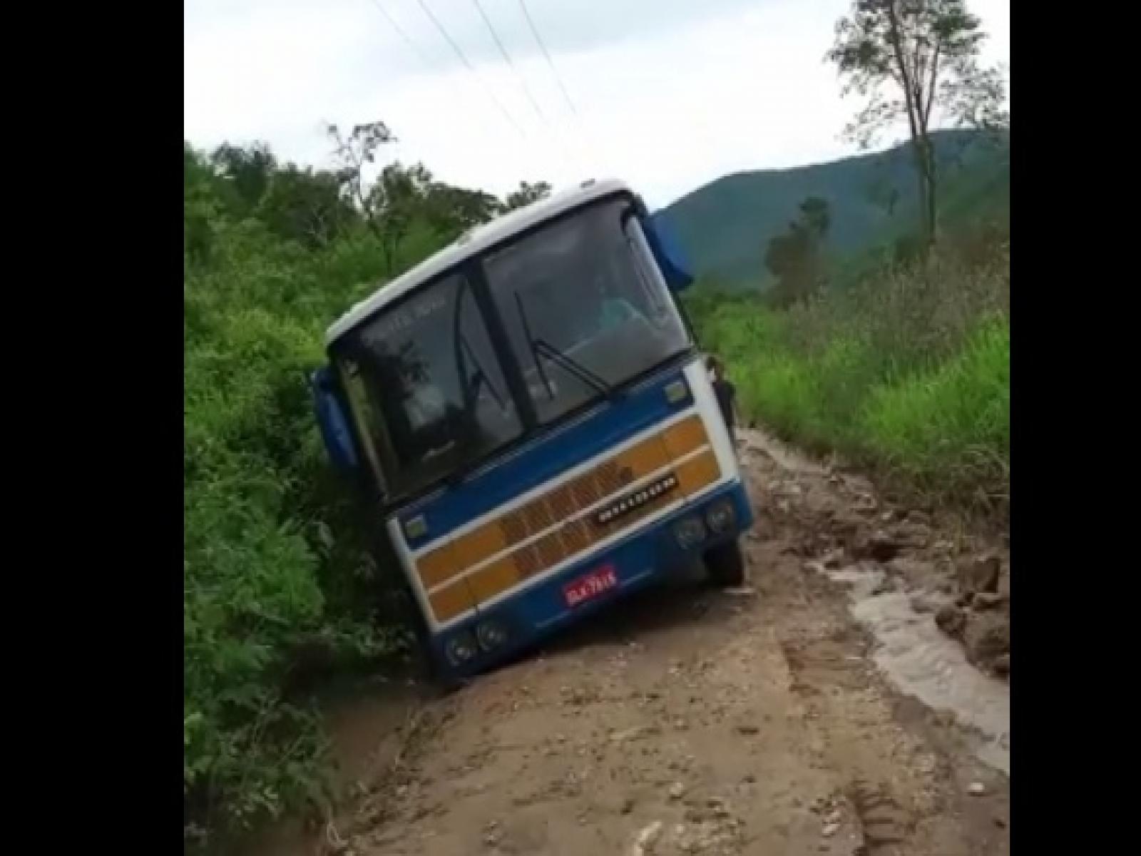 Ônibus de Oriente Novo atola e deixa passageiros a deriva