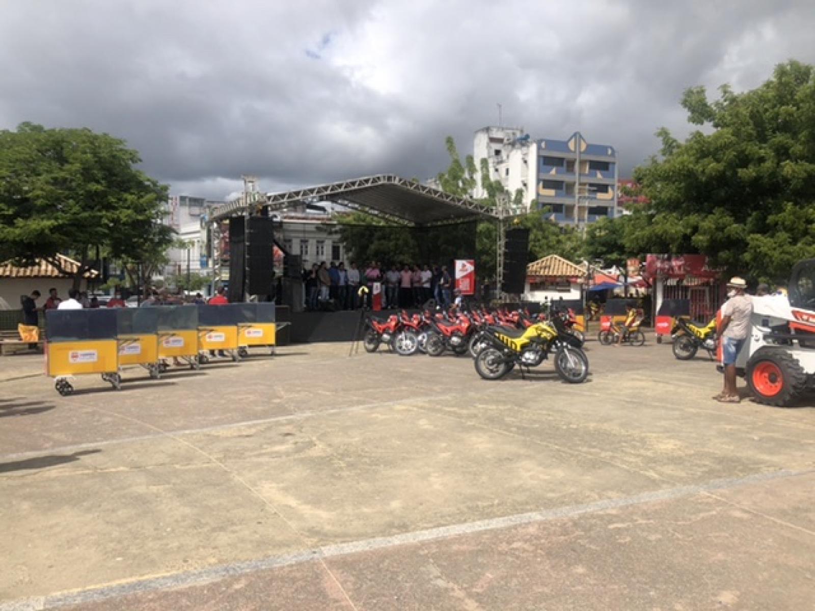Jequié: Prefeito Zé Cocá fez a entrega de novos veículos e carrinhos de lanches