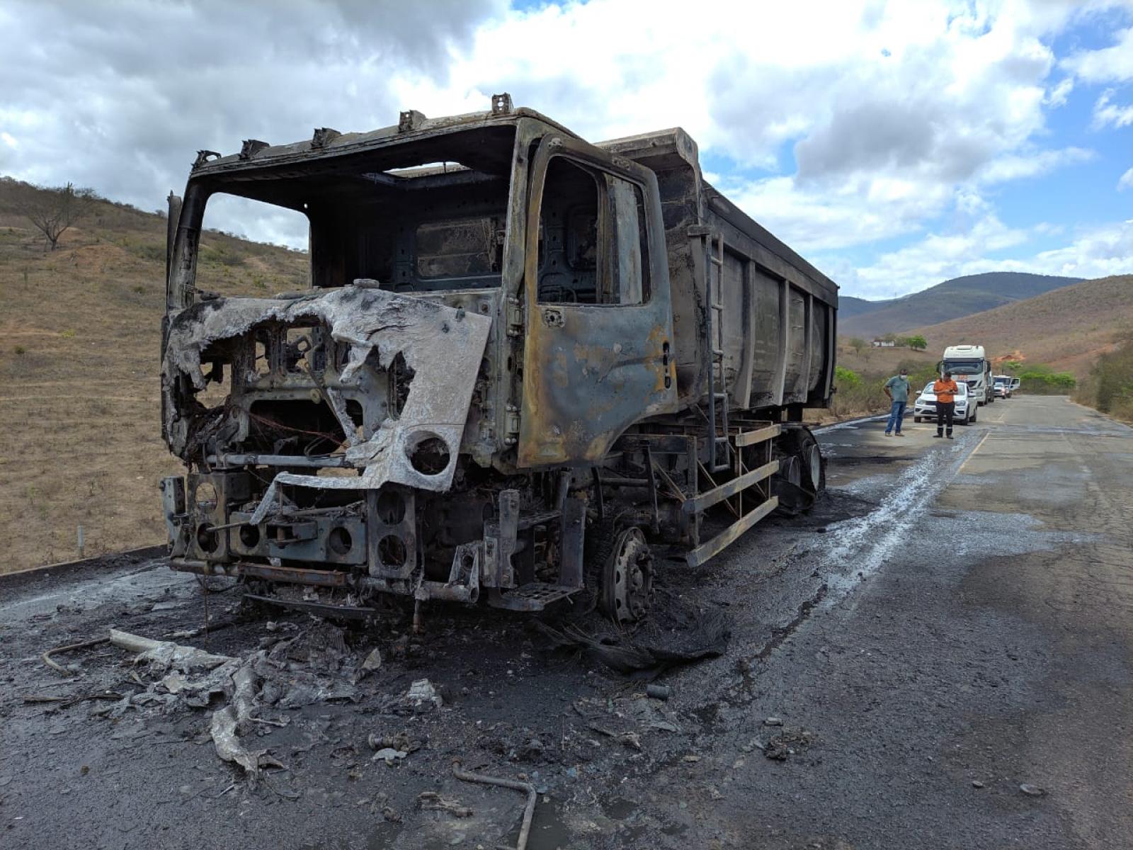 Carreta foi devorada pelo fogo no semi-anel viário de Jequié
