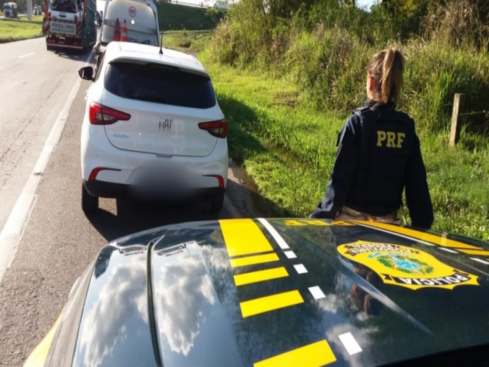 Motorista derruba cancela de pedágio e acaba preso com carro roubado na BR 324