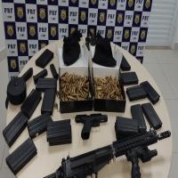 PRF apreende fuzil, pistola, carregadores e centenas de munições que seriam entregues na rodoviária de Salvador