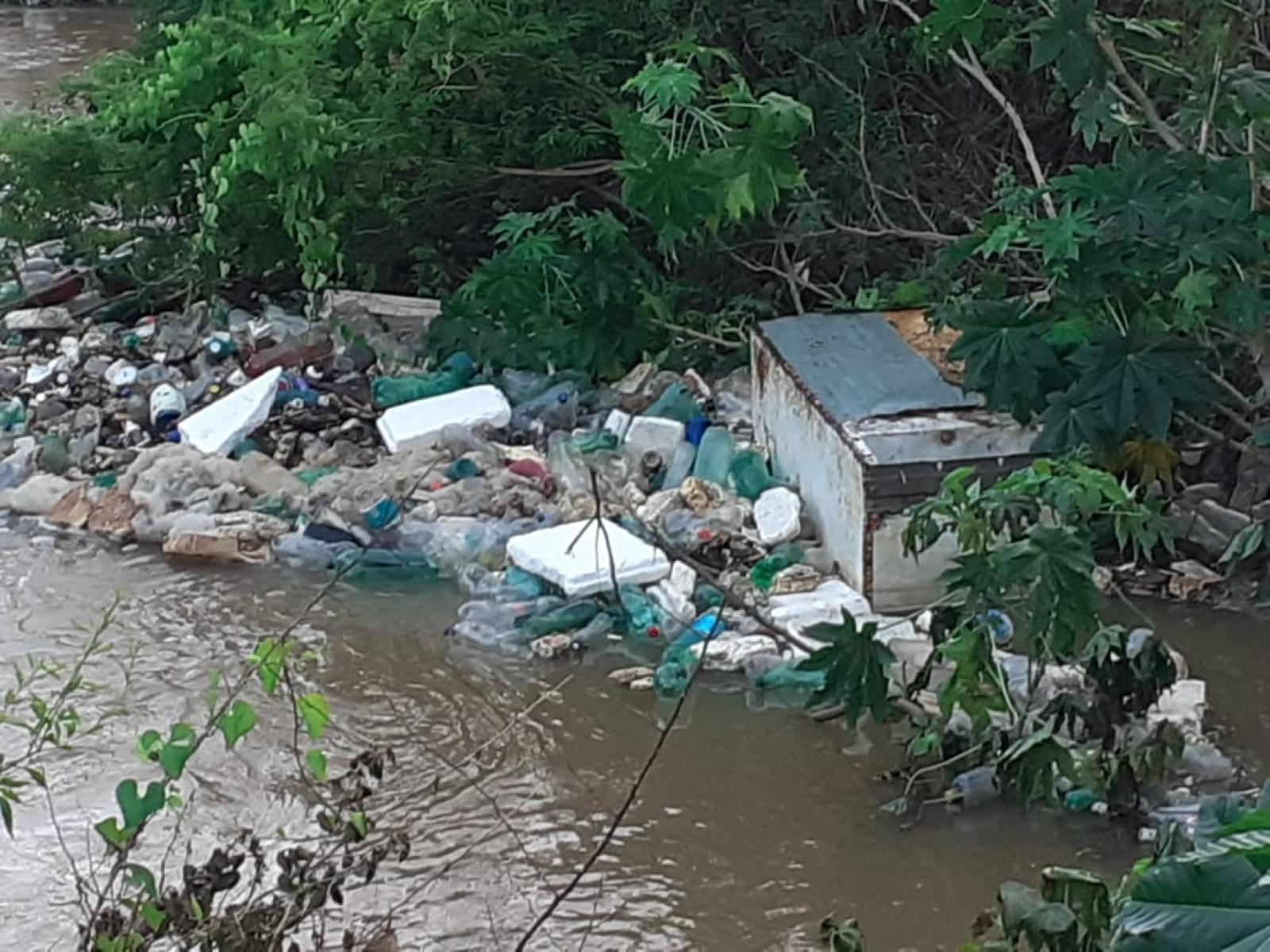 Poluição e muita sujeira durante cheia no Rio Jequiezinho
