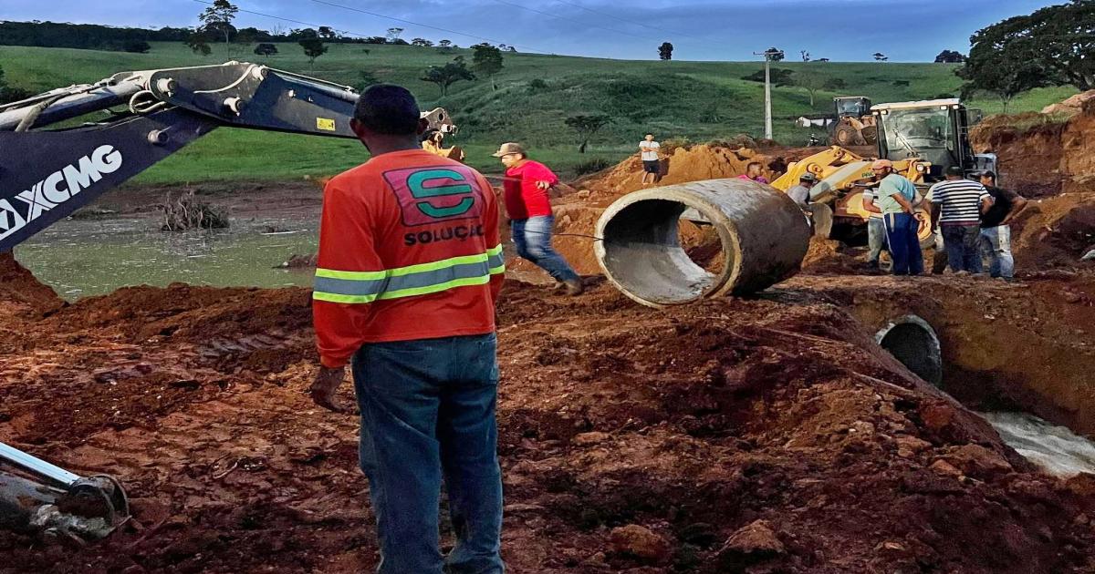 Lafaiete Coutinho: prefeitura trabalha na reconstrução da barragem que se rompeu na zona rural
