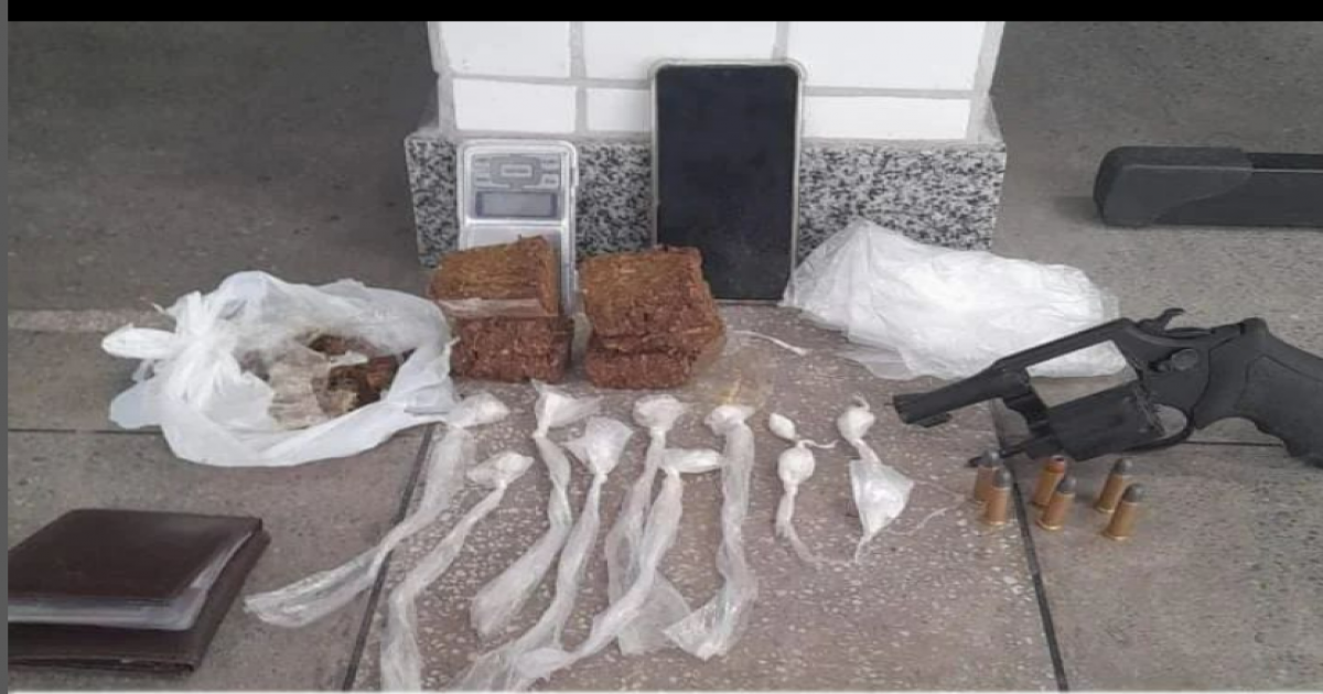 Ibirataia: CIPE Central intercepta traficante com arma e grande quantidade de drogas