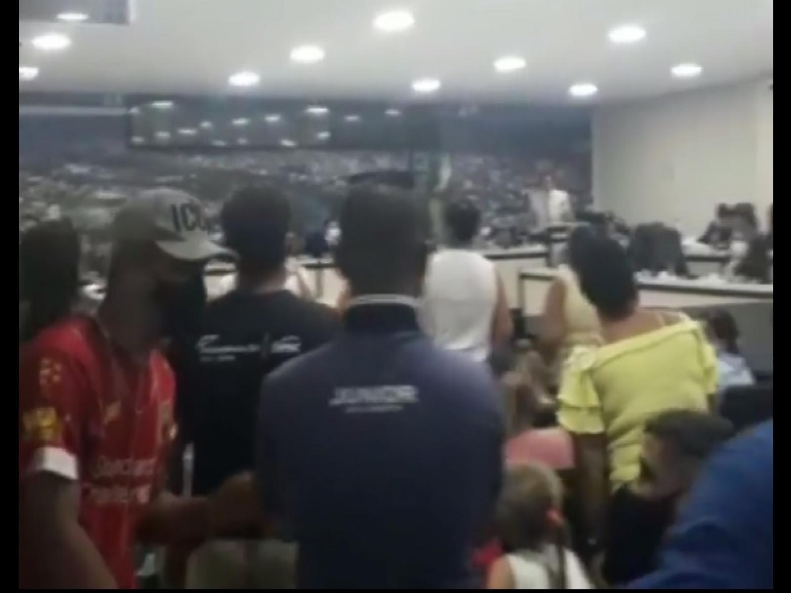 Vereadores batem boca durante sessão na Câmara sobre a regularização do transporte alternativo