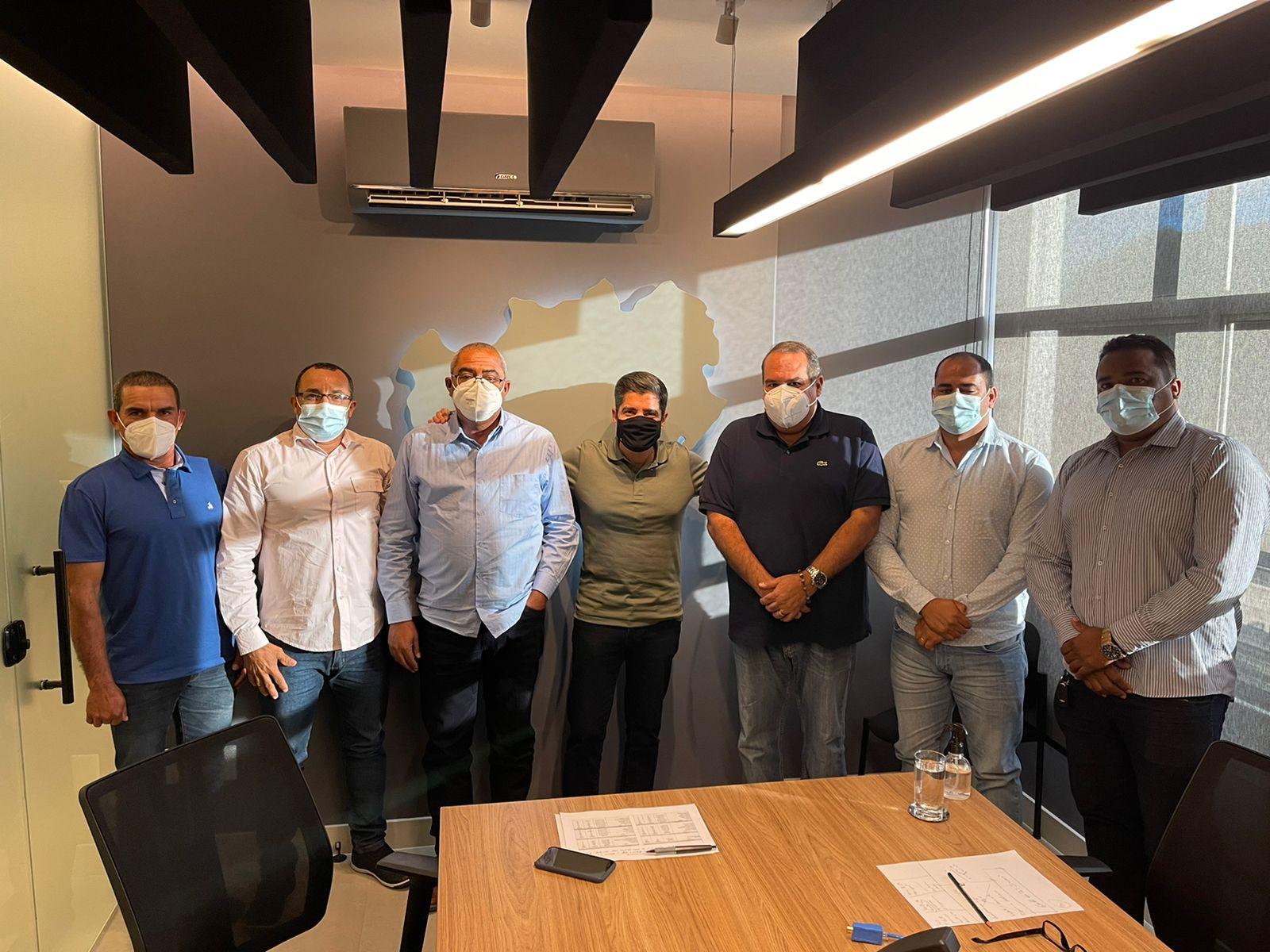 ACM Neto e Sandro Régis se reúnem com lideranças de Lafaiete Coutinho
