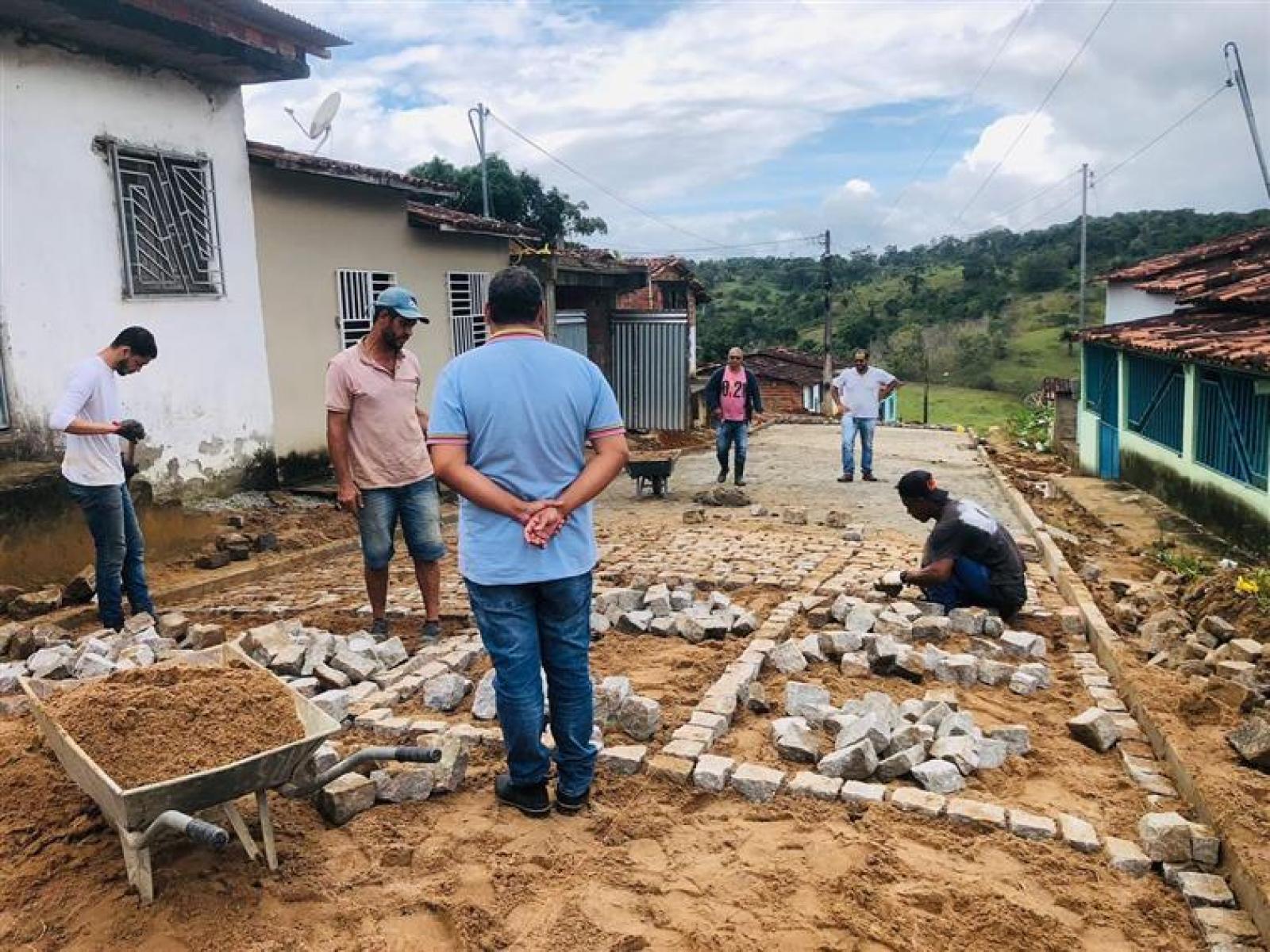 Prefeito Marcelo Pecorelli acompanha obras de pavimentação em andamento no Bairro Adelino Henrique.