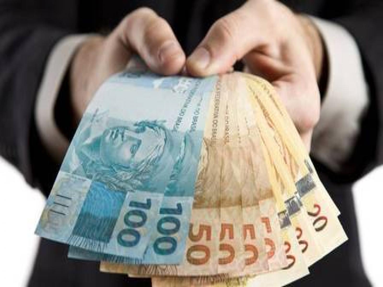 Prefeito de Jequié antecipa pagamento de salário dos servidores municipais e injeta mais de R$ 15 milhões na economia local