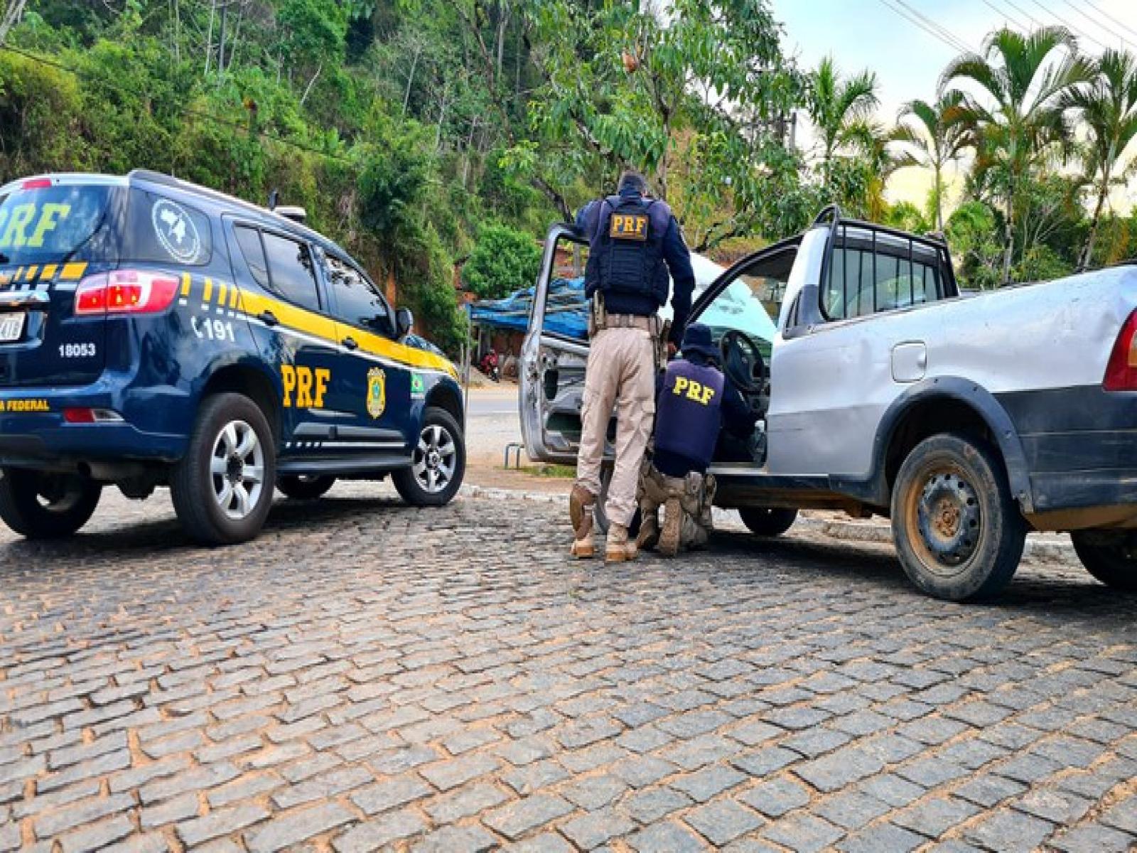 Com erro grosseiro na documentação, Fiat Strada roubado é recuperado pela PRF na BR 330