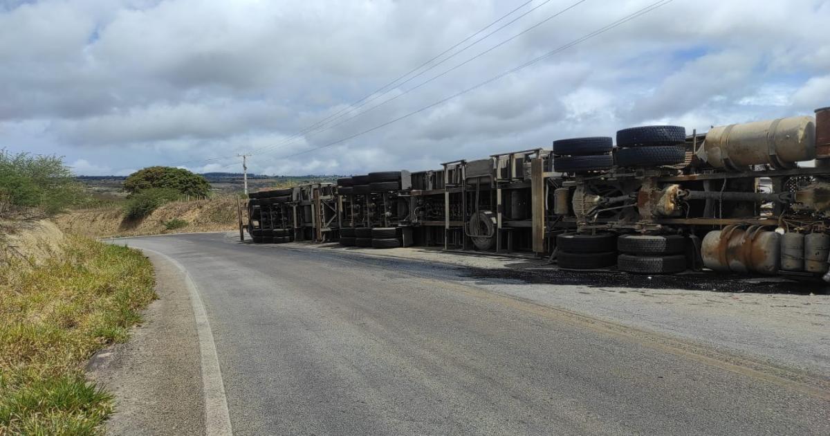 Acidente: carreta carregada com placas solares tombou na curva das contendas