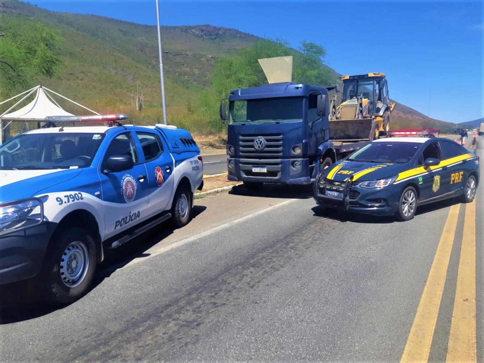 PRF e PMBA recuperam retroescavadeira avaliada em 150.000 reais e libertam refém em Jequié